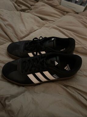 Adidas Men’s classic sneakers